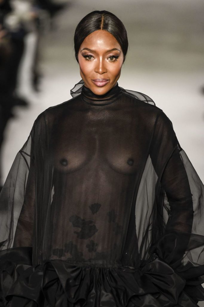 À ans Naomi Campbell défile seins nus pour Valentino SexiezPicz Web Porn