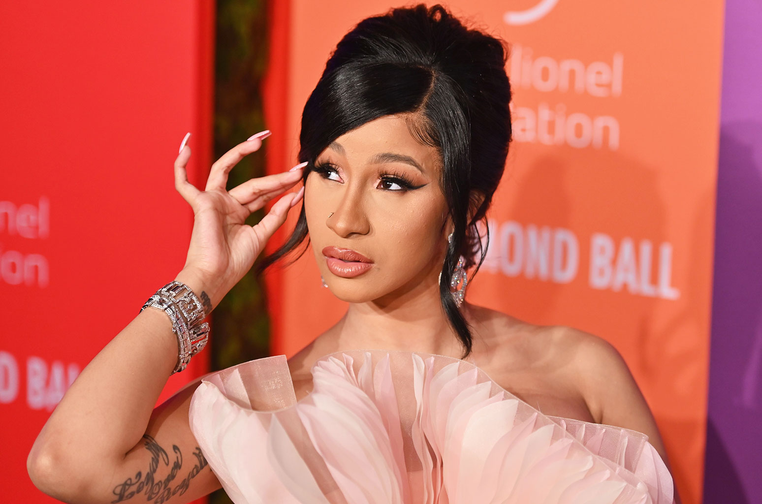 Cardi B : Défilé Masqué Au Pied De La Tour Eiffel ! - Petit Journal